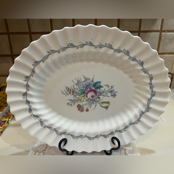 Royal Doulton "Chelsea 🌹 Rose" 🌹 15" Serving Platter - Picture 1 of 8